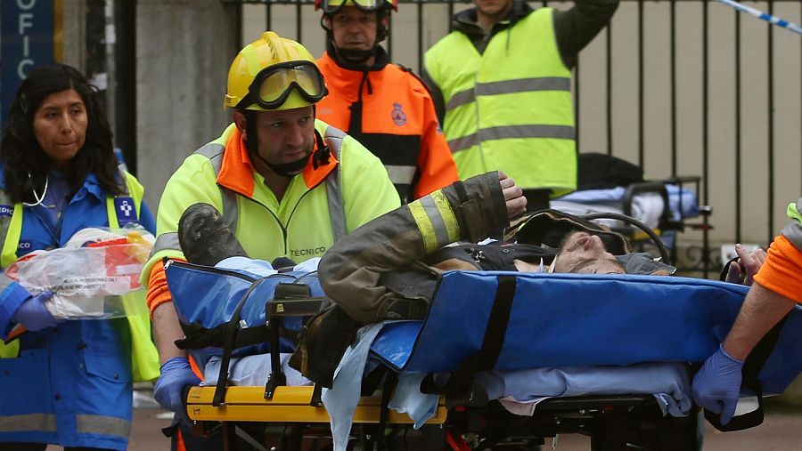 Un bombero ha sido rescatado de entre los escombros tras el derrumbamiento del edificio en Oviedo