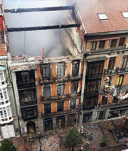 Parte del edificio se ha derrumbado tras cinco horas de incendio