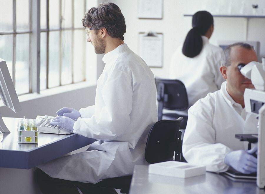 Científicos trabajando en un laboratorio