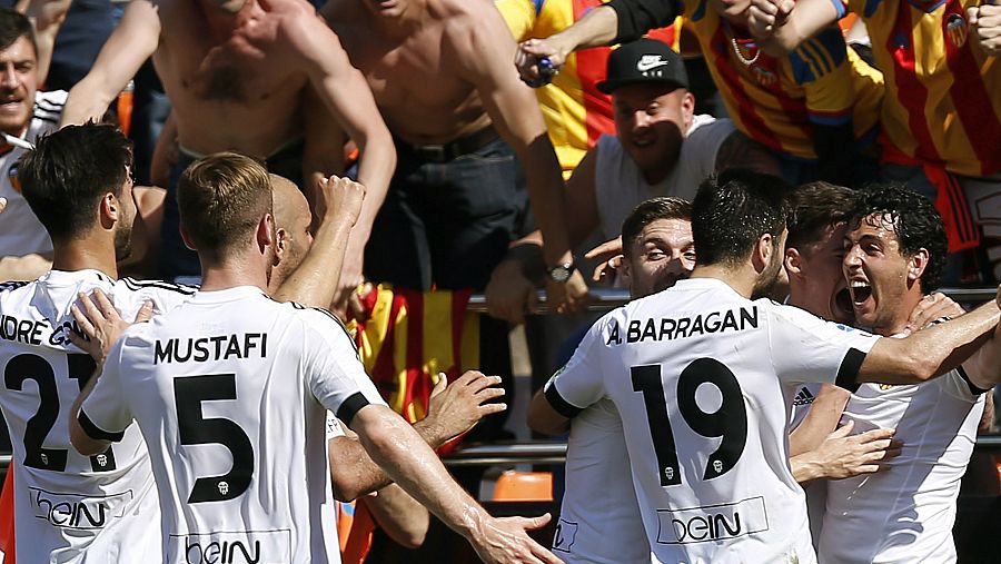 Los jugadores del Valencia celebran el gol de Parejo