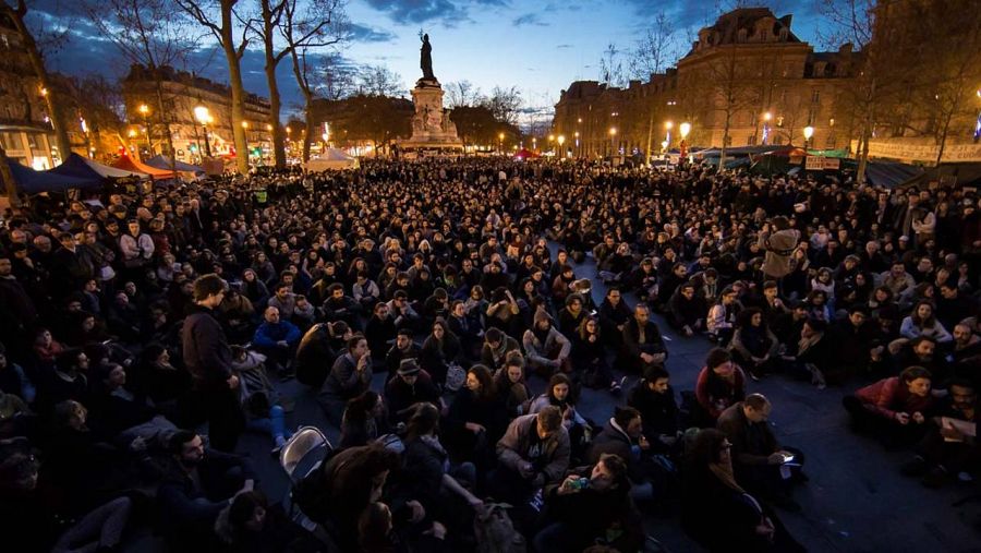 Manifestantes del movimiento bautizado 'La Nuit Debout' en la Plaza de la República de París