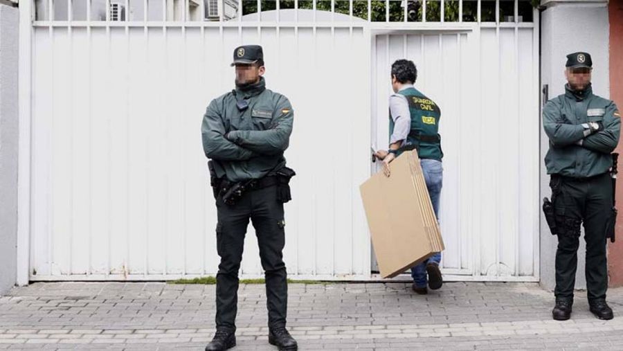 Agentes de la Guardia Civil, durante el registro del domicilio familiar del expresidente de Banesto Mario Conde