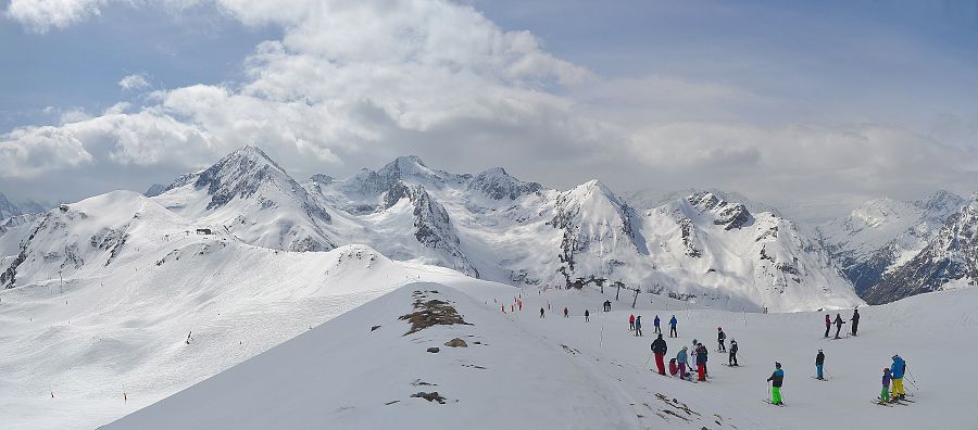 Vista panorámica de los Altos Pirineos desde lo alto de la estación de Peyragudes.