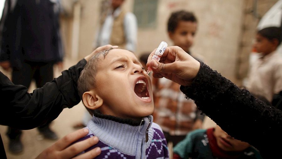 Un niño recibe la vacuna contra la polio en la capital de Yemen, Saná. REUTERS/Khaled Abdullah