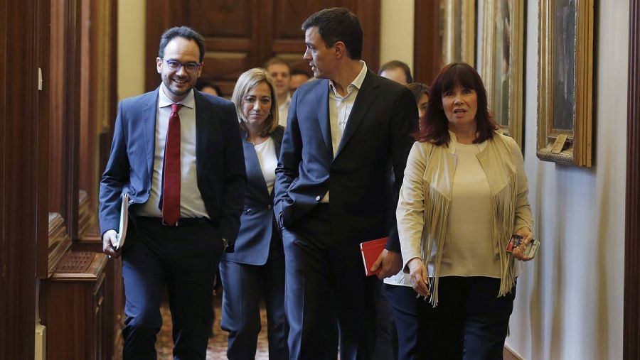 Pedro Sánchez, en los pasillos del Congreso con su grupo.