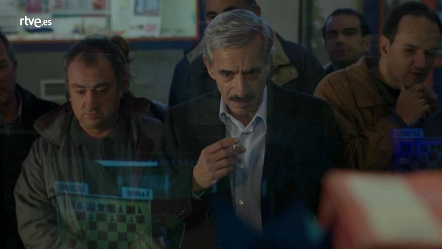 Cuéntame cómo pasó - Antonio mira la competición de ajedrez entre Kárpov y Kaspárov