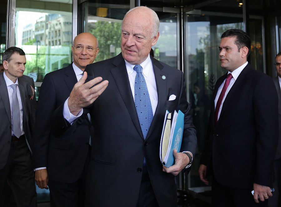 El mediador de la ONU sobre Siria, Staffan de Mistura, sale de su hotel en Damasco