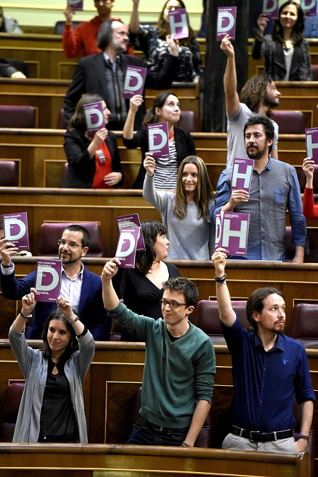 Los diputados de Podemos muestran unos libros con la Declaración de Derechos Humanos de la ONU