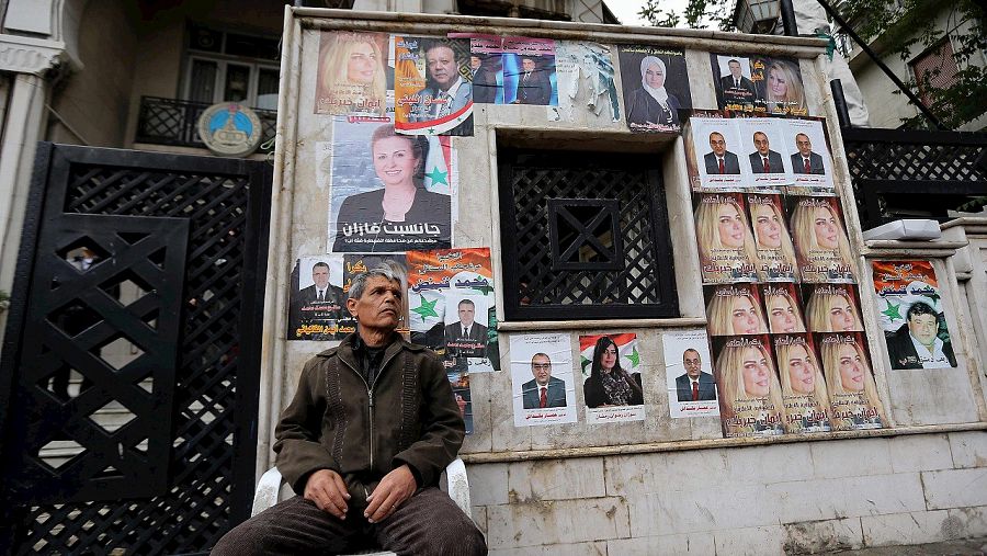 Carteles electorales para las elecciones legislativas sirias en Damasco. AFP PHOTO / LOUAI BESHARA