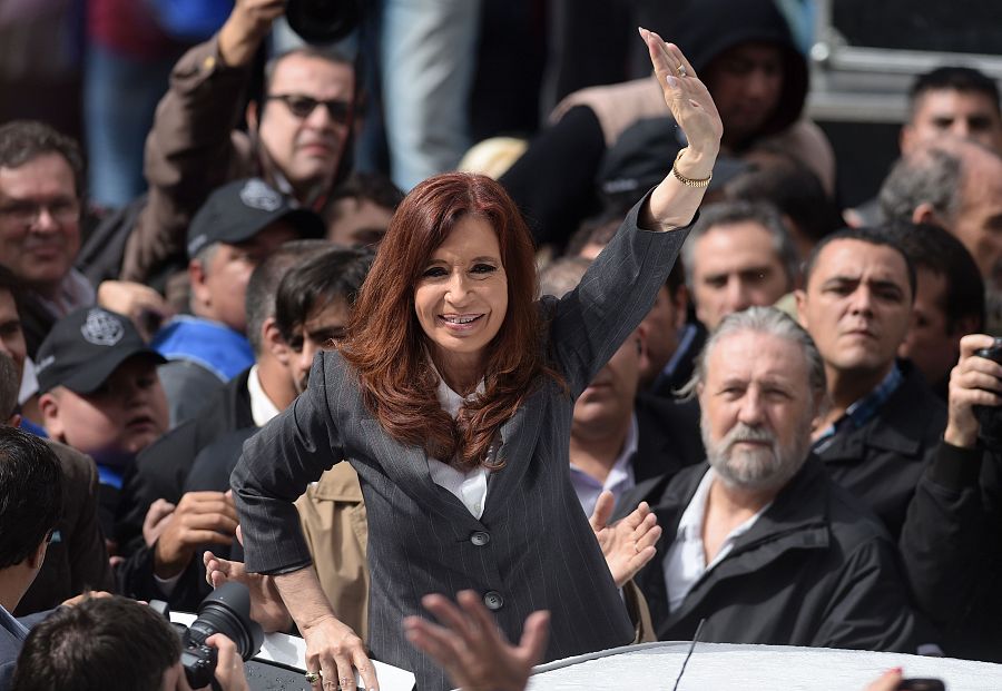 Cristina Fernández saluda a sus seguidores tras su discurso ante el tribunal de Buenos Aires