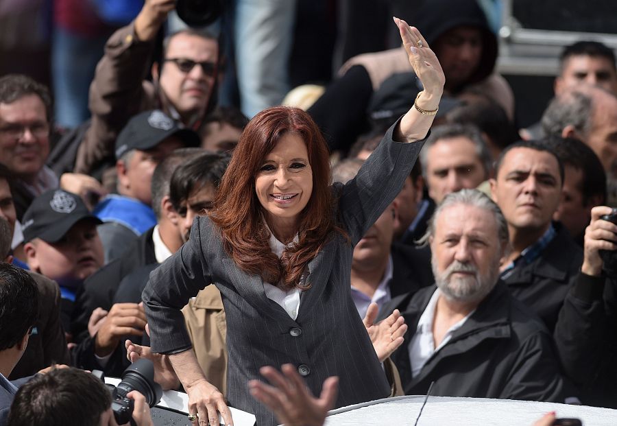 Cristina Fernández saluda a sus seguidores tras su discurso ante el tribunal de Buenos Aires