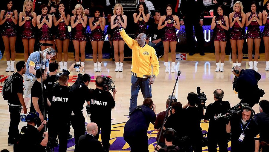 Kobe Bryant saluda al público en el estadio de Los Lakers en su partido de despedida, el 13 de abril de 2016. Sean M. Haffey/Getty Images/AFP