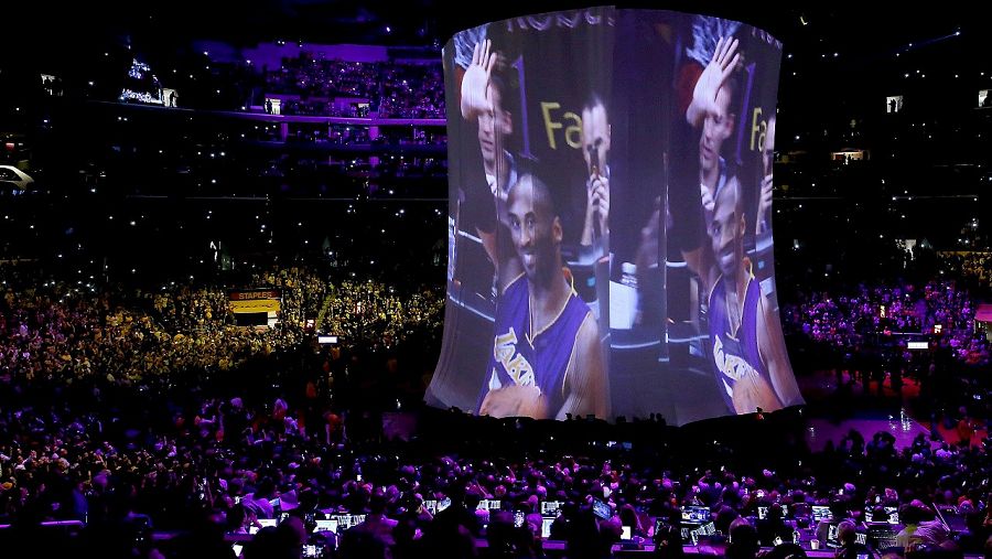 Vídeo de homenaje a Kobe Bryant antes de su último partido, en el estadio Staples Center de Los Ángeles, el 13 de abril de 2016. Sean M. Haffey/Getty Images/AFP