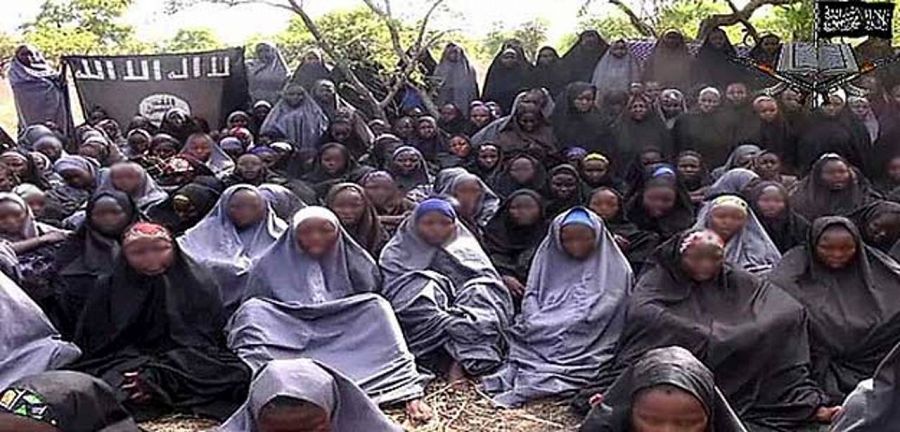 Imagen difundida en 2014 por el grupo islamista Boko Haram de las 200 niñas secuestradas en Chibok, Nigeria. Fuente: AFP