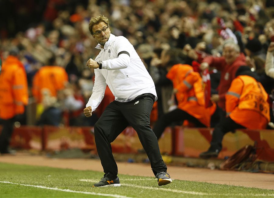 El entrenador del Liverpool, el alemán Jürgen Klopp, celebra un gol.