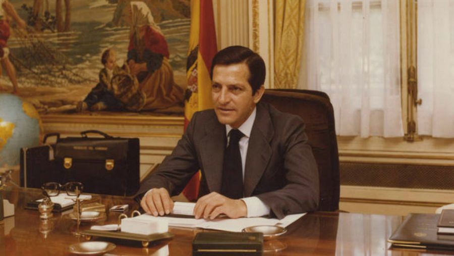 Adolfo Suárez, en su despacho