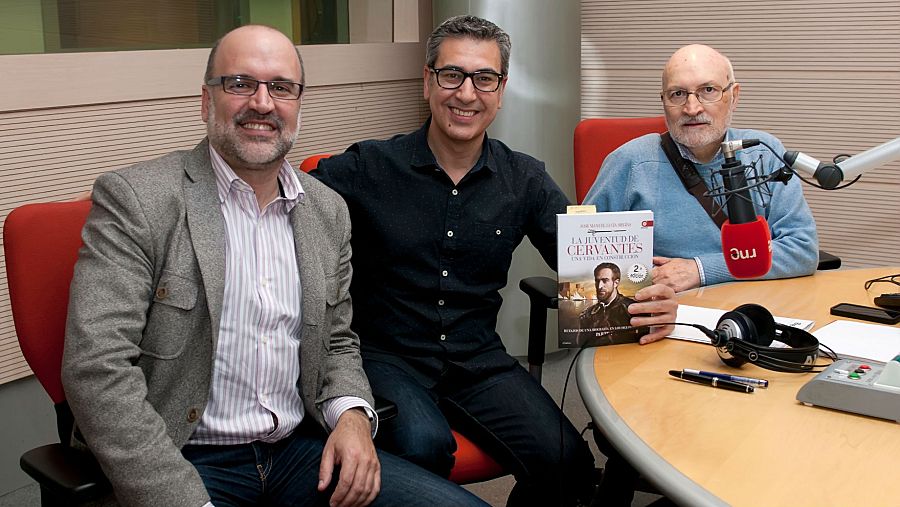 Los expertos 'cervantinos' José Manuel Lucía y Emilio Pascual, con Arturo Martín
