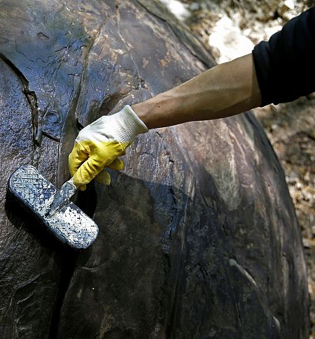 Según las primeras estimaciones, la piedra pesaría unas 30 toneladas.