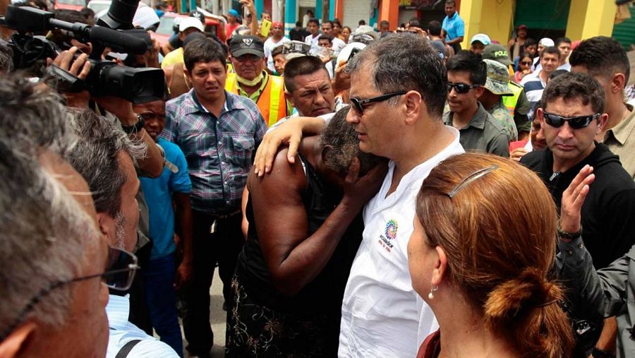 El presidente ecuatoriano, Rafael Correa, consoló a algunos afectados durante su visita a la zona afectada