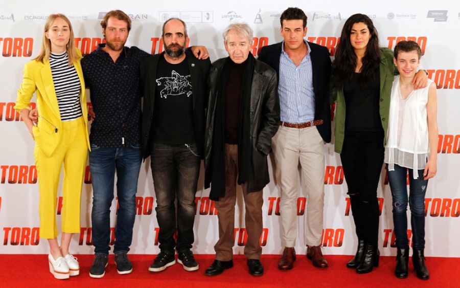 El director y los protagonistas de 'Toro' durante su presentación en Madrid