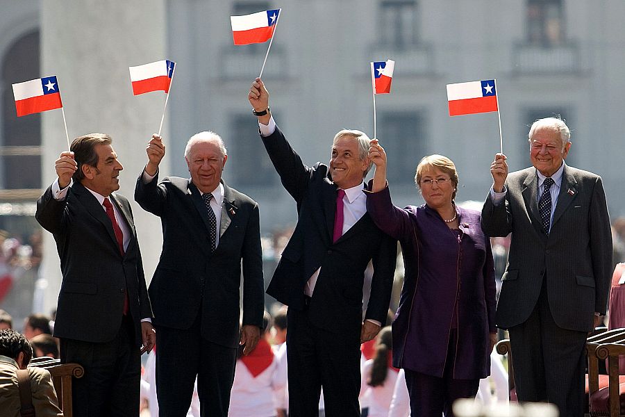 Los cinco presidentes chilenos desde la vuelta de la democracia, reunidos en 2010 con ocasión del bicentenario de la independencia: de izquierda a derecha, Eduardo Frei, Ricardo Lagos, Sebastián Piñera, Michelle Bachelet y Patricio Aylwin