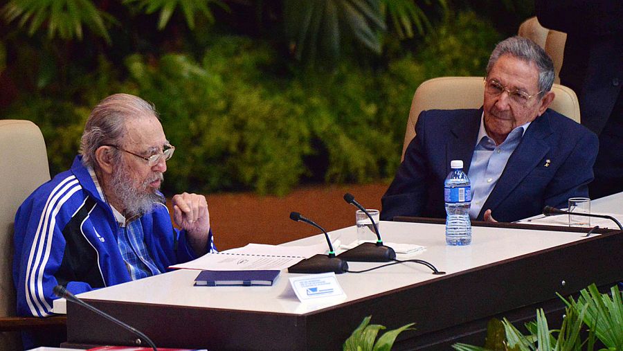 El líder cubano Fidel Castro, aplaudido por los asistentes a la clausura del VII Congreso del Partido Comunista de Cuba, junto a su hermano Raúl.