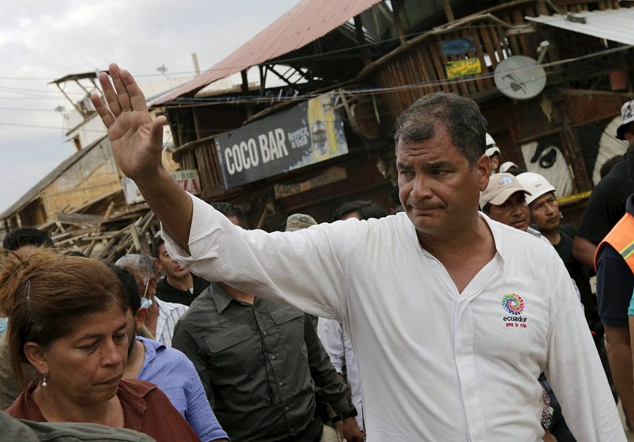 El presidente de Ecuador, Rafael Correa, visita la ciudad de Canoa tras el terremoto