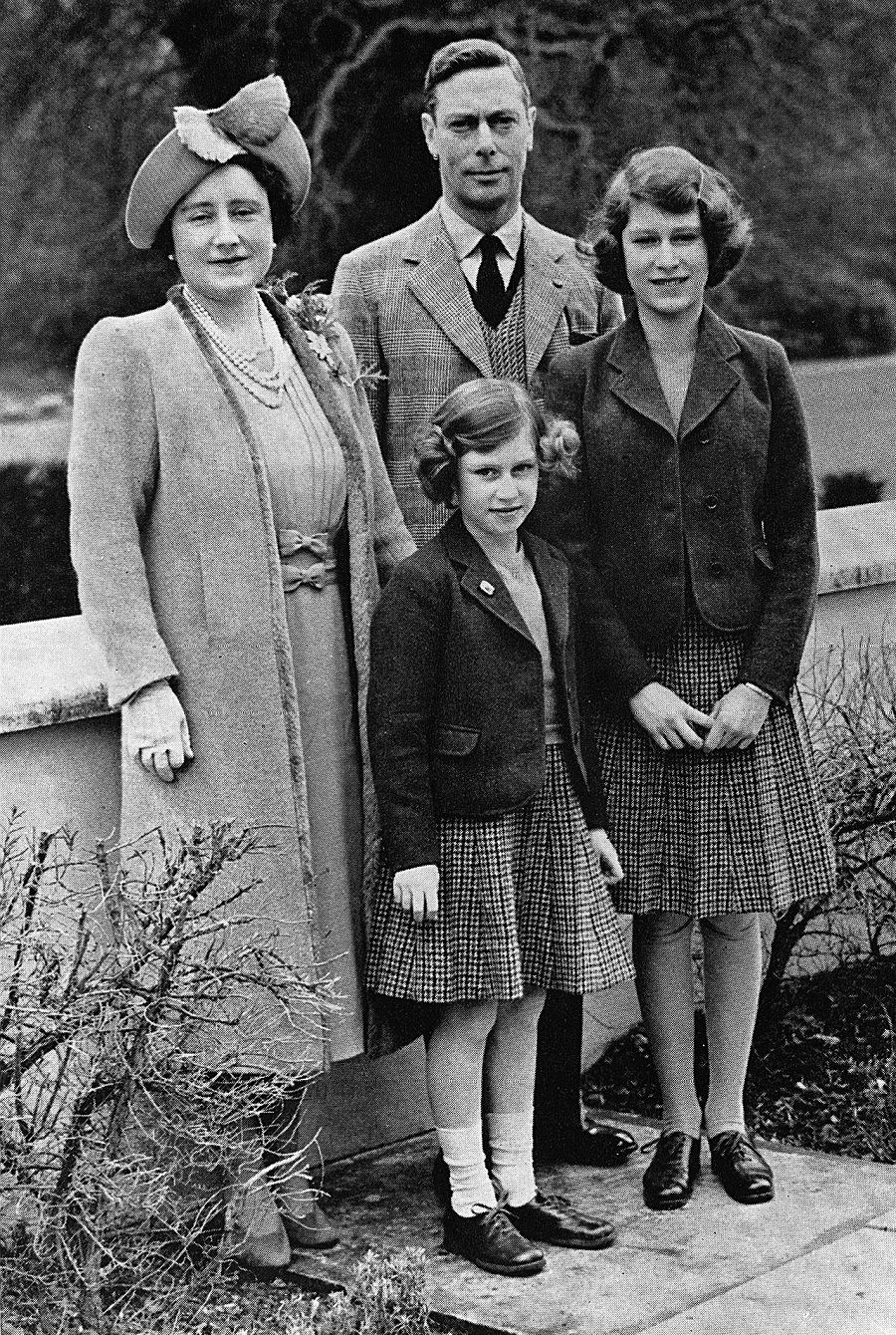 La princesa Isabel junto a sus padres, los reyes Jorge VI e Isabel, y su hermana la princesa Margarita.