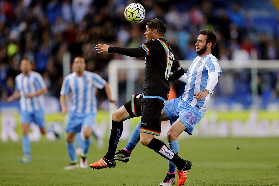 Zé Castro lucha por el balón con el delantero croata del Málaga Duje Cop.