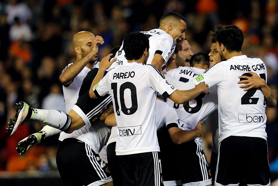 Alcácer celebra su segundo gol, y segundo del equipo, frente al Eibar.