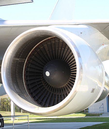 Los pilotos creen que uno de los mayores peligros sería el impacto de un dron con el motor de los aviones.