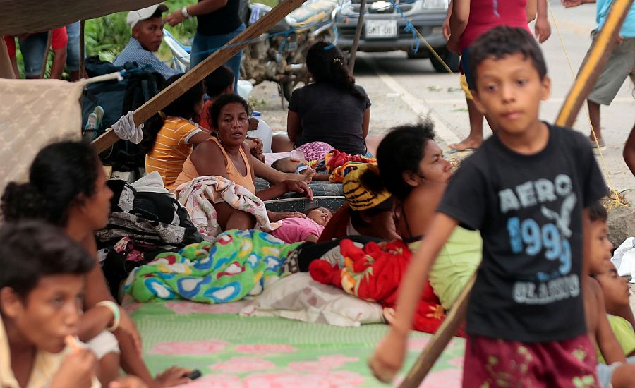 Una mujer se prepara para pasar la noche en una tienda de campaña improvisada en Chone, dos días después del terremoto de Ecuador