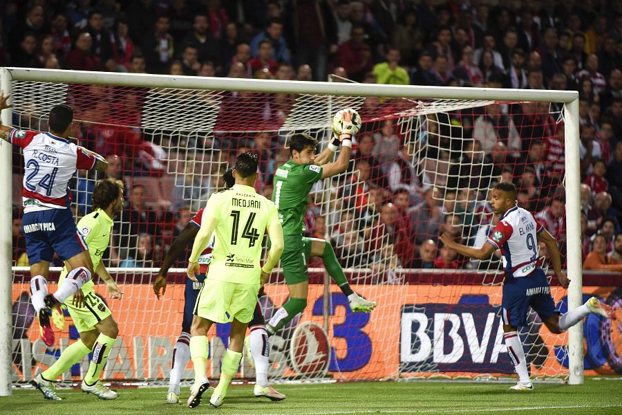 Mariño para un balón durante el partido contra el Granada.