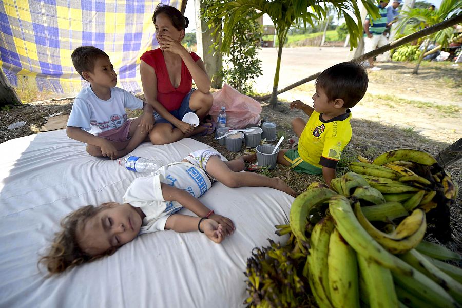 Un madre con sus hijos en Pedernales, después del seísmo de Ecuador