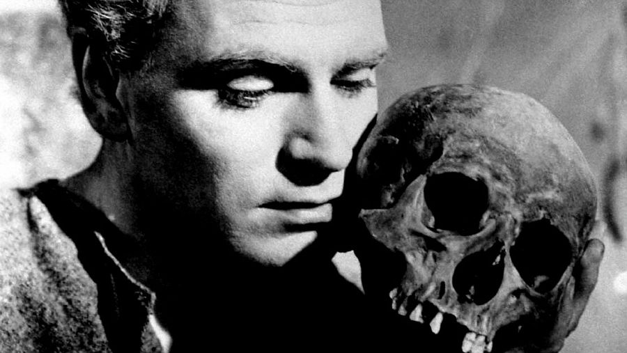 Una de las adaptaciones cinematográficas de Hamlet es la firmada por Laurence Oliver (1948)