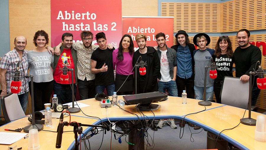 El grupo invitado, con todo el equipo de 'Abierto hasta las 2'