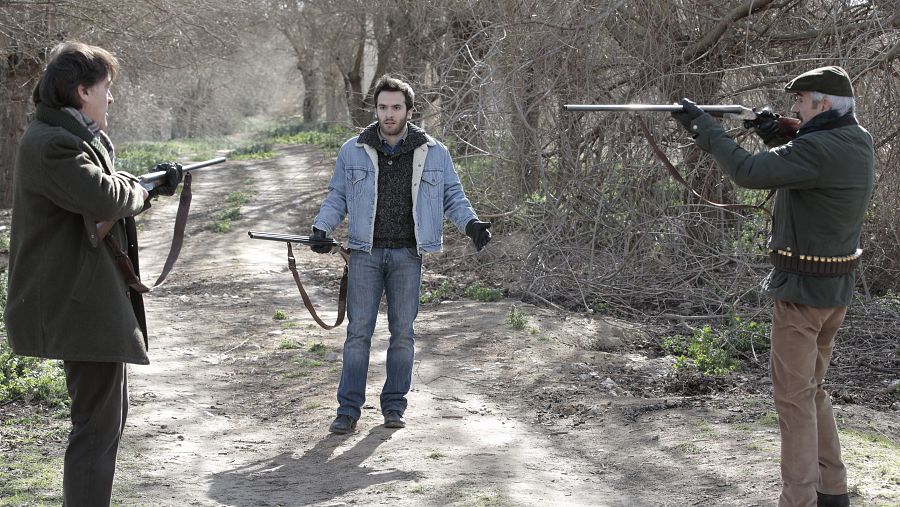 Cuéntame cómo pasó - Mauro apunta a Carlos delante de Antonio