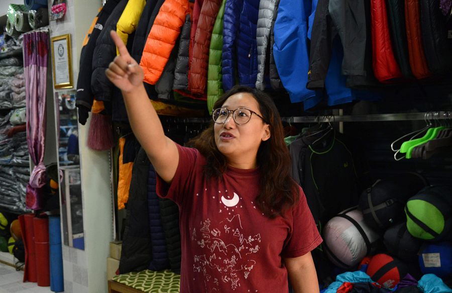 No hay apenas clientes en tiendas como ésta, de equipamiento de montaña.
