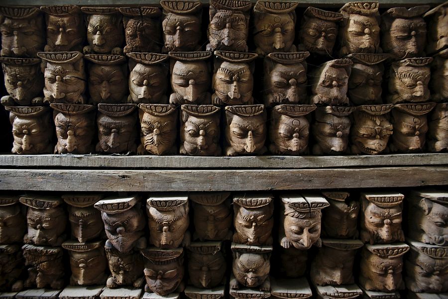 Esculturas de madera apiladas de uno de los templos dañados por el terremoto