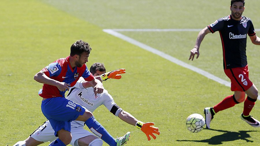 Casadesús dispara para anotar su gol ante el Athletic