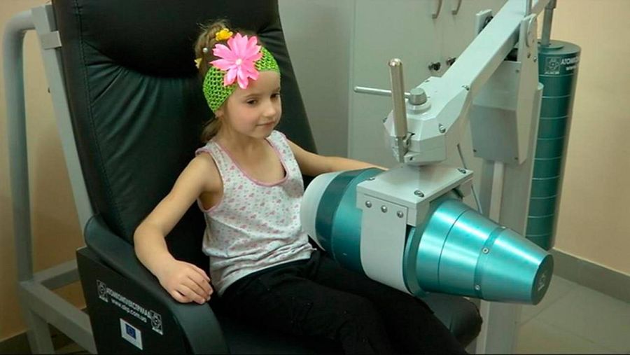 Una niña pasa un control médico en Chernóbil