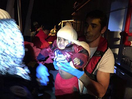 Uno de los niños rescatados en el Mediterráneo este fin de semana. MSF.