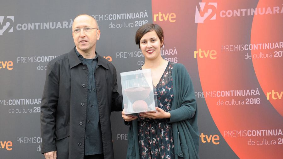 L'escriptora Jenn Díaz també ha rebut el seu guardó de öscar López, presentador i director de Página Dos