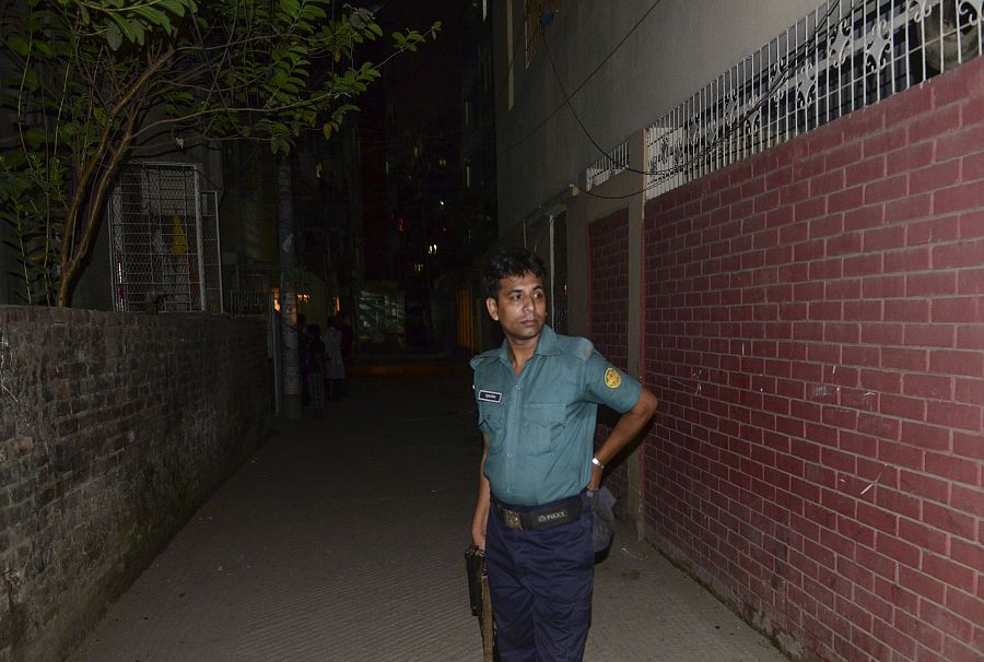 Un agente de policía custodia el edifico en el que ha sido asesinado el activista homosexual Julhas Mannan, en la capital de Bangladesh