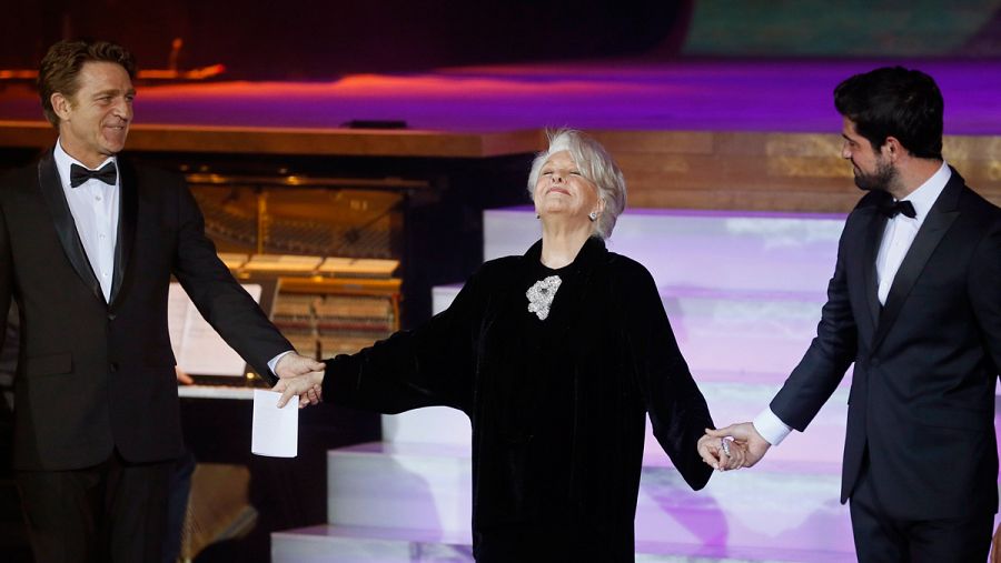 La actriz Lola Herrera, acompañada por los actores Juanjo Artero y Miguel Ángel Muñoz recibe el premio Max de Honor.