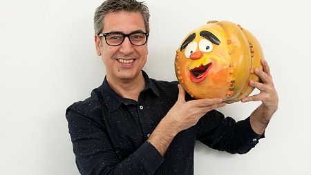 Arturo Martín, con Ruperta, mascota oficial de 'Un, dos, tres'