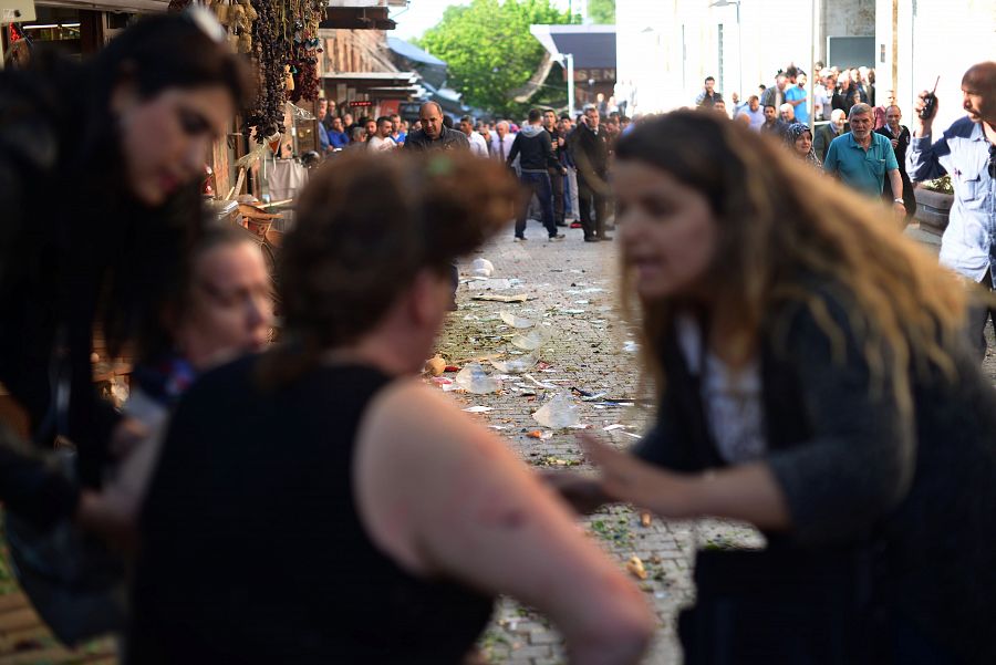 Una mujer atiende a una víctima del atentado en Bursa.
