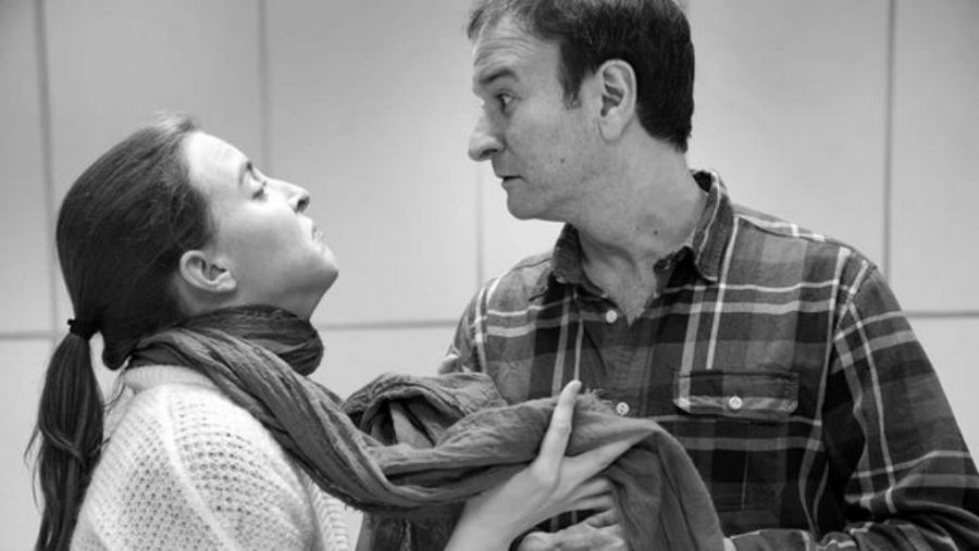 Imagen de uno de los ensayos de 'Usted tiene ojos de mujer fatal... en la radio'