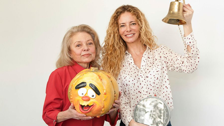 Mayra Gómez Kemp y Paula Vázquez, con atrezzo de 'Un, dos, tres'