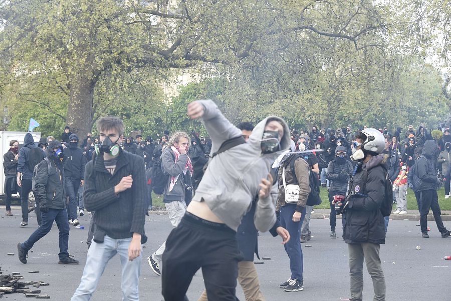 Manifestantes enmascarados se enfrentan a la policía en Nantes, Francia.